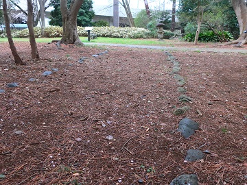 石灯籠へと続く小径跡