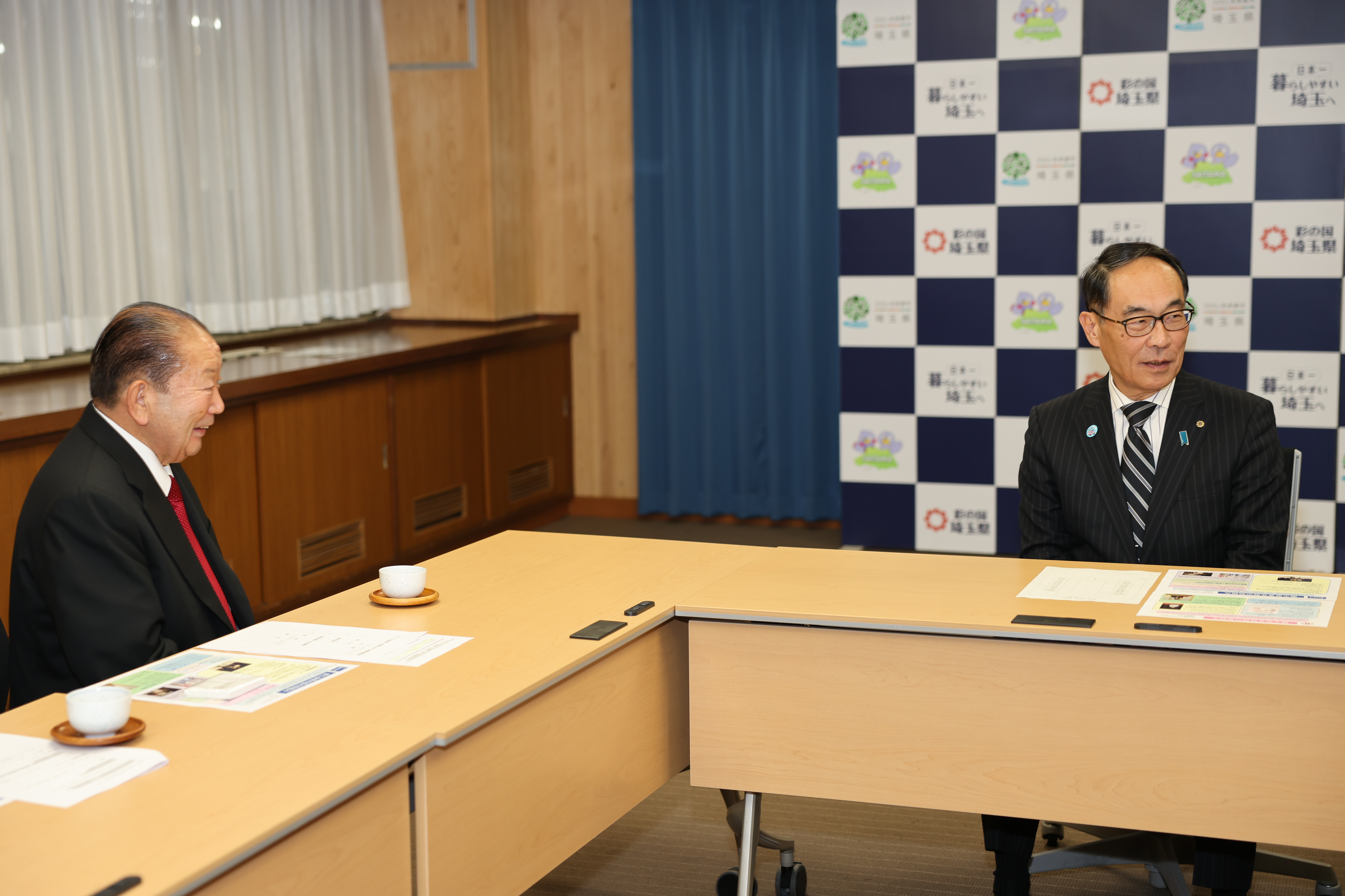 感謝状贈呈者と歓談する知事の写真