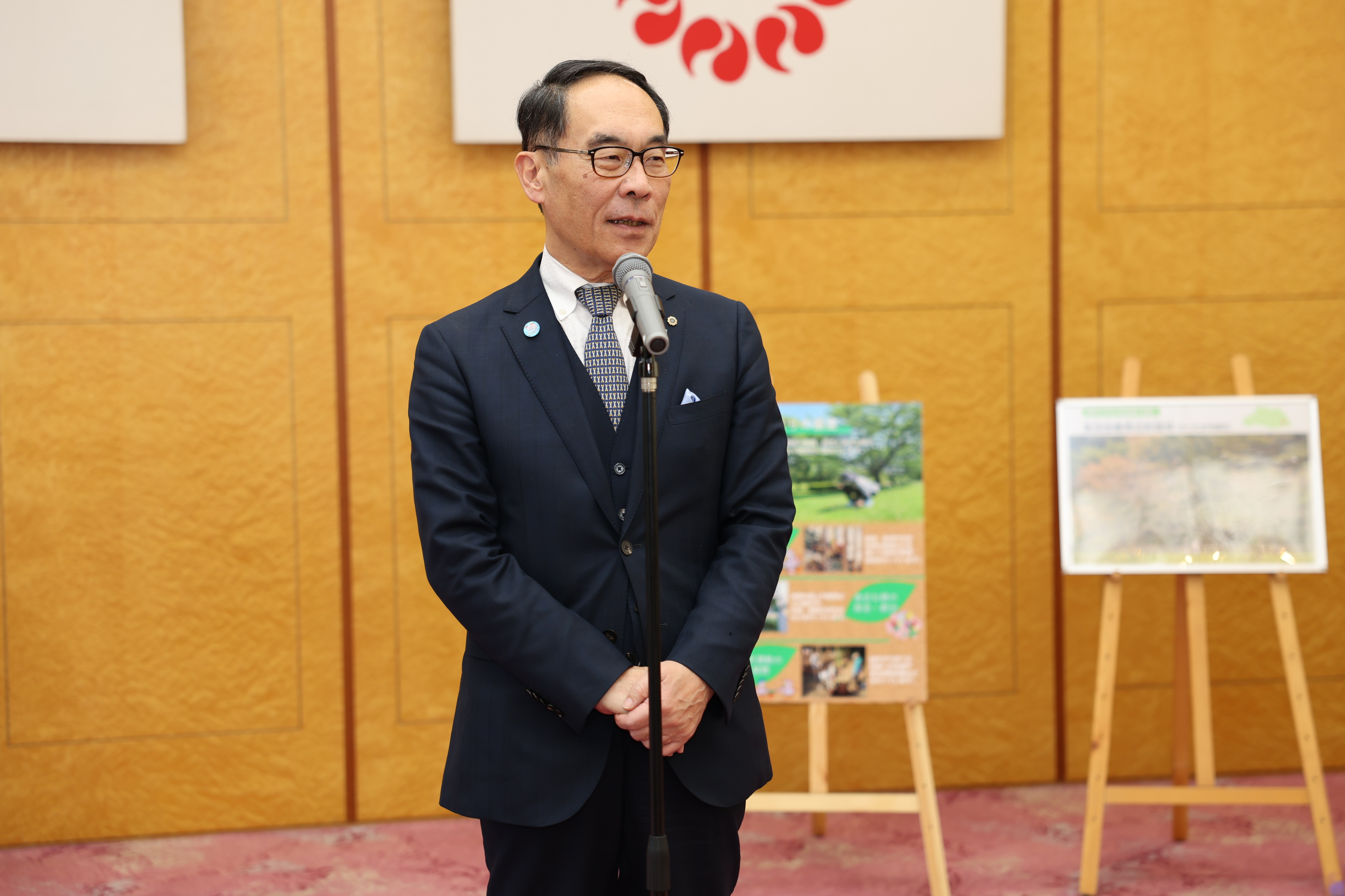 感謝状贈呈式で出席者を前に挨拶する知事の写真