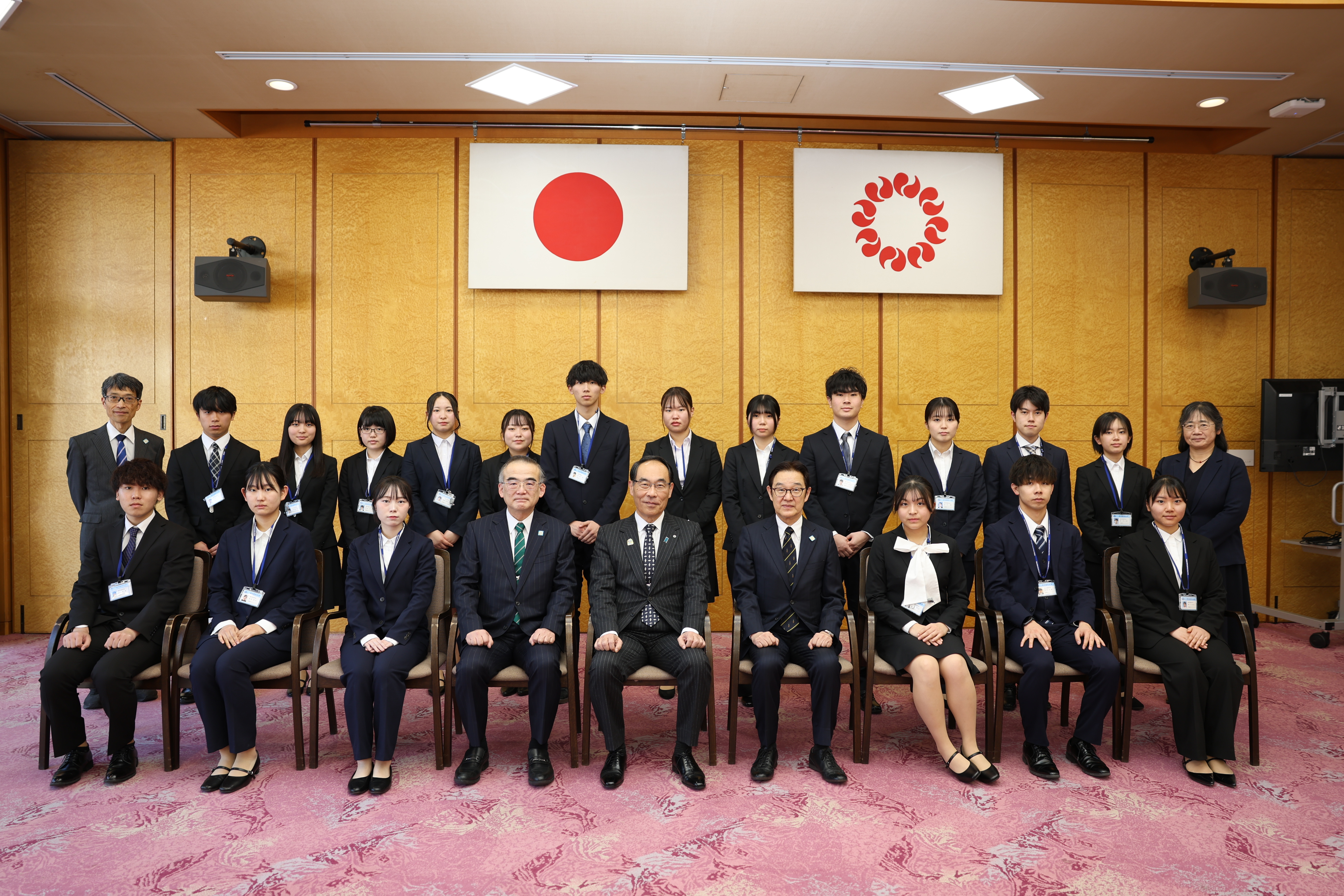 学生と集合写真を撮る知事の写真