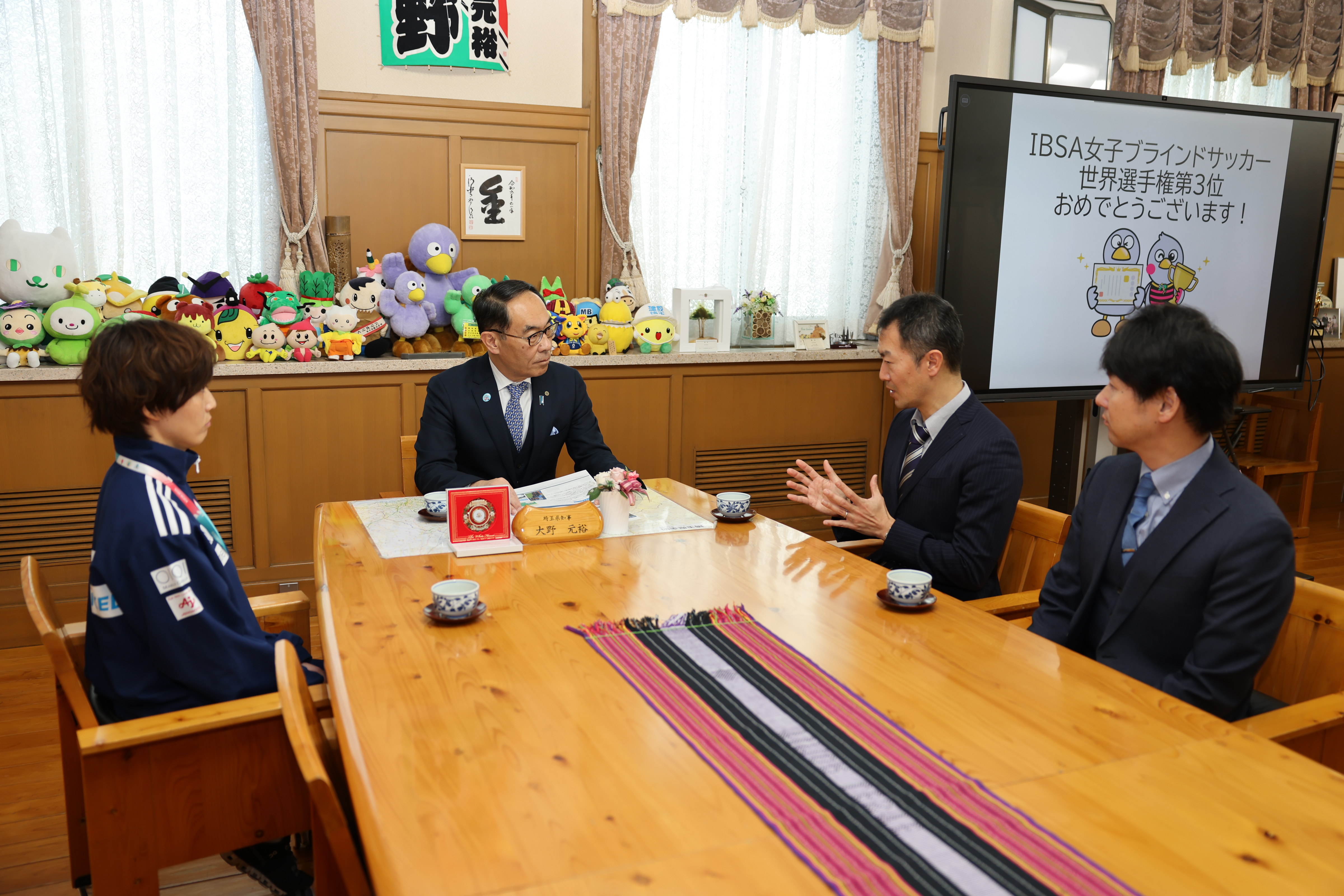 訪問者と歓談する知事の写真