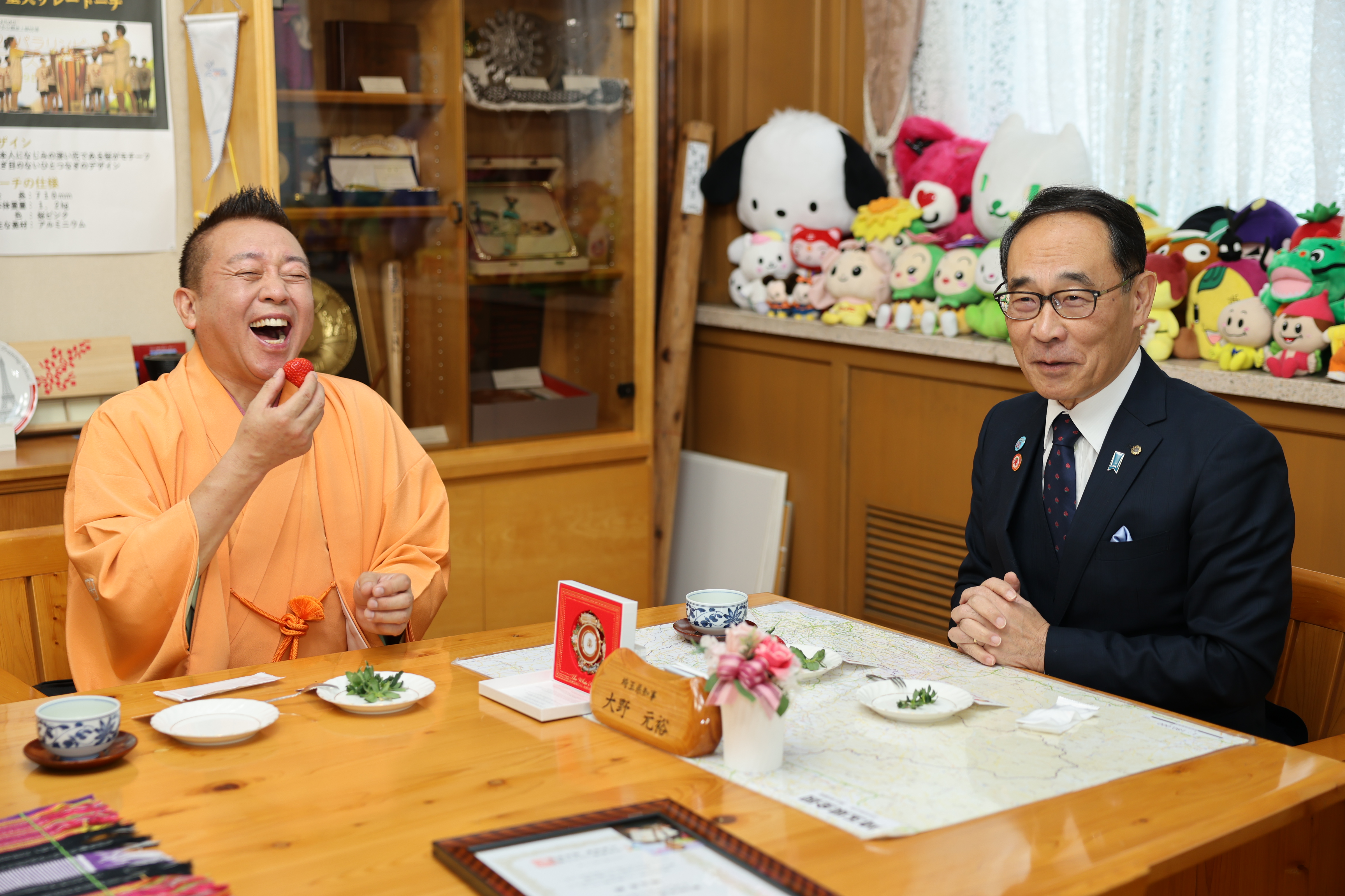 感謝状贈呈者と歓談する知事の写真