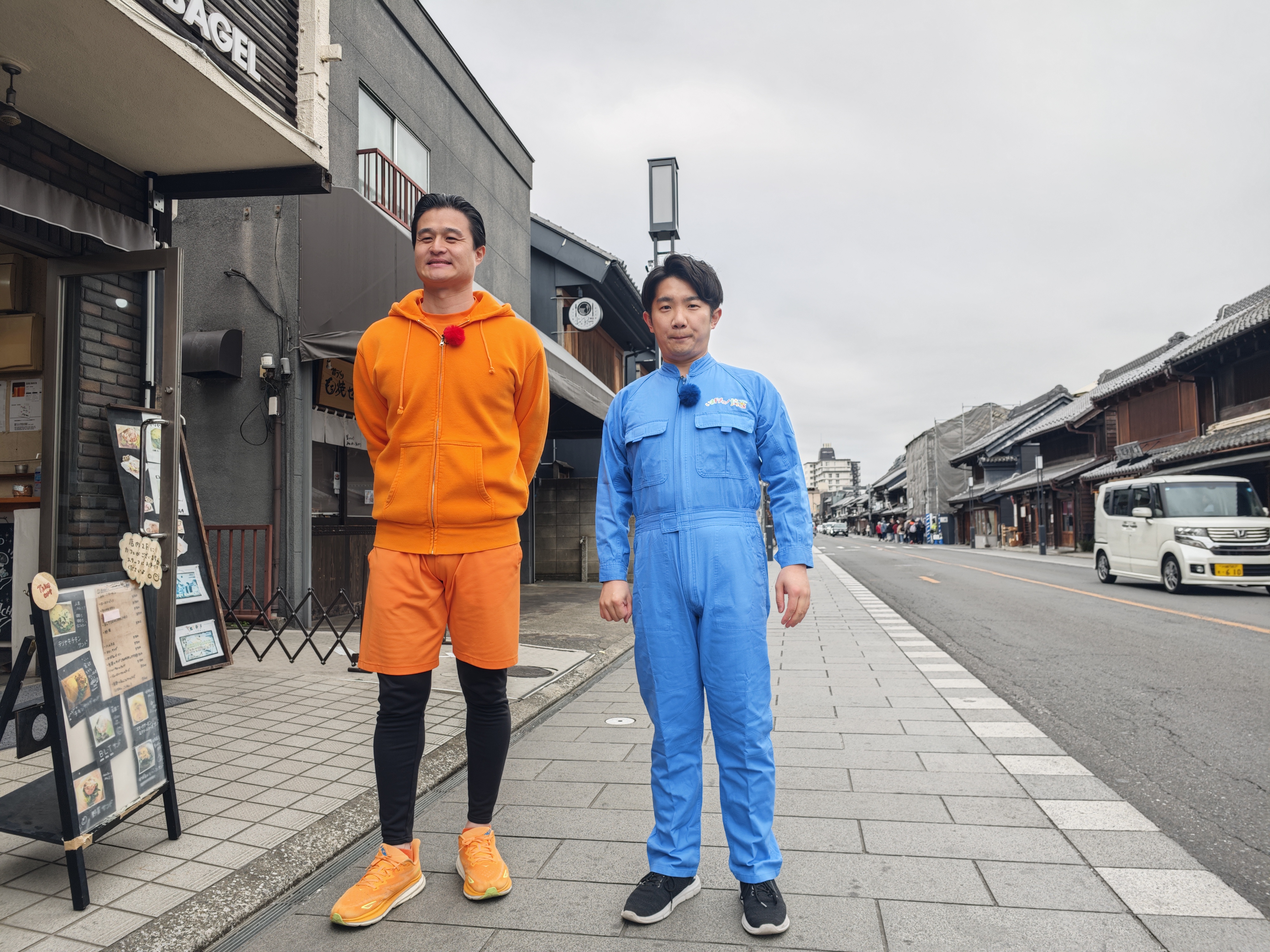 川越の街を歩く高岸宏行と小堺翔太