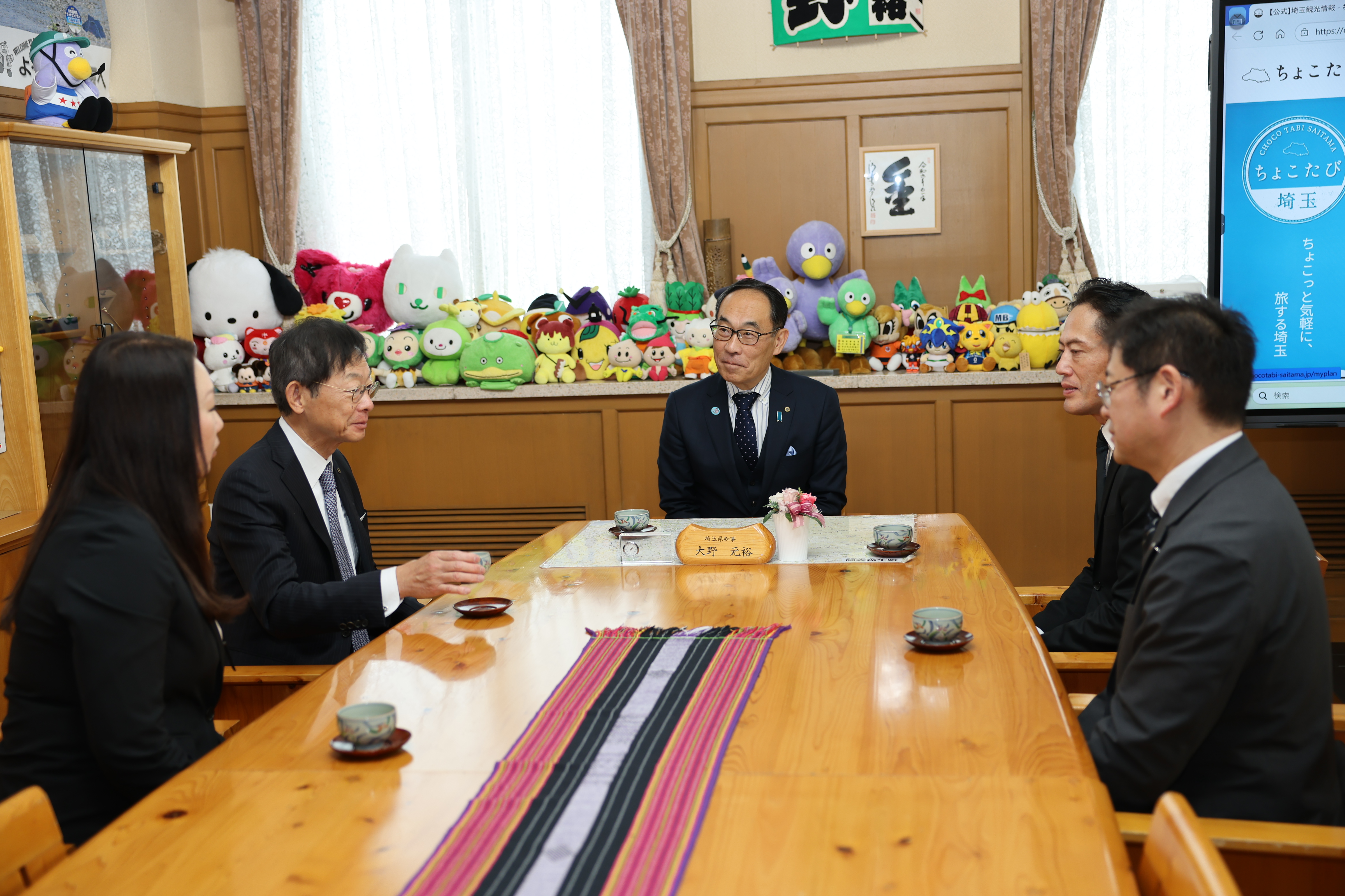 感謝状贈呈者と歓談をする知事の写真