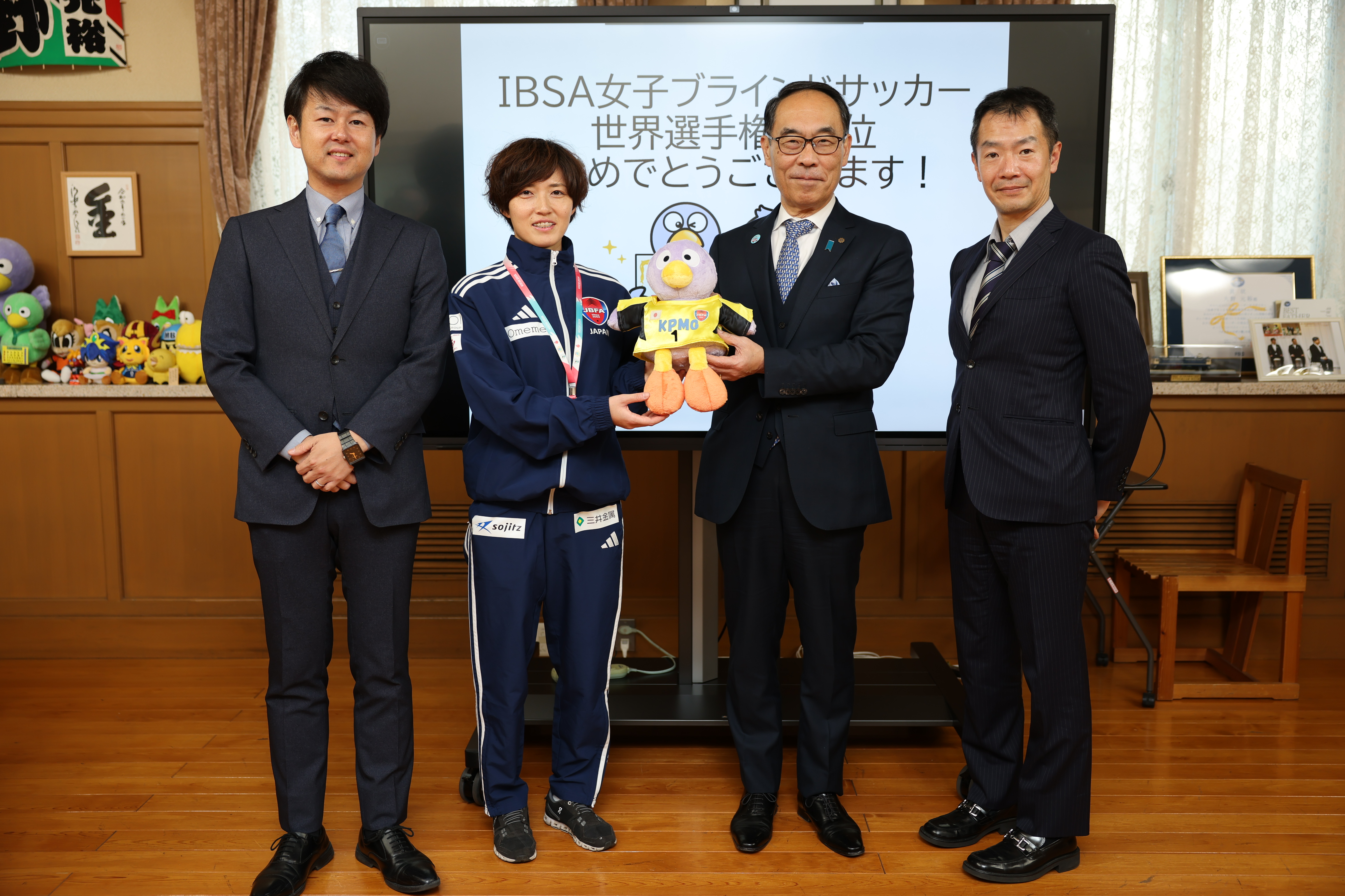 訪問者と記念撮影をする知事の写真