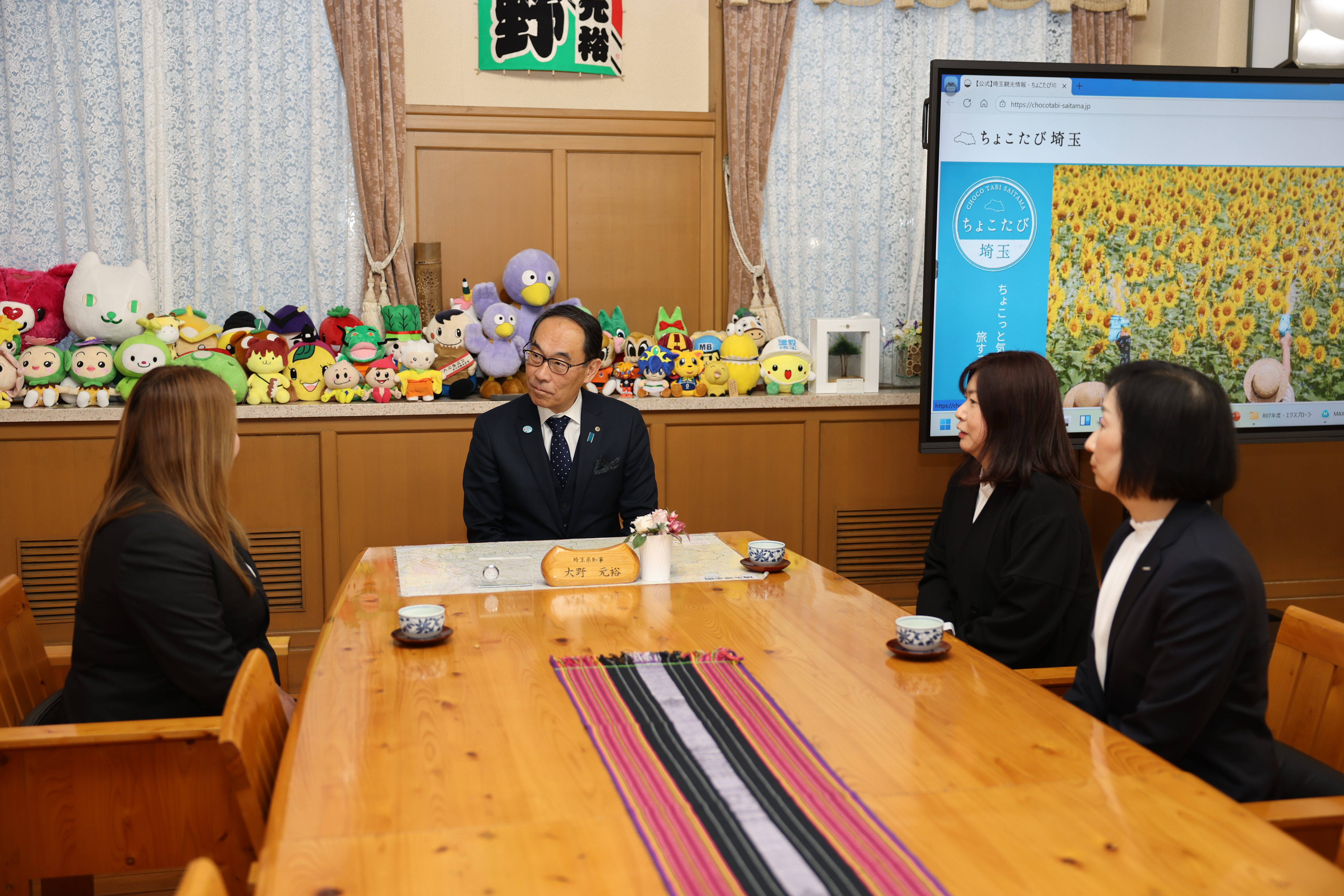 感謝状贈呈者と歓談する知事の写真