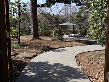 北側門から四阿へのスロープ