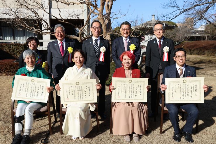 受賞者と記念写真を撮る知事の写真