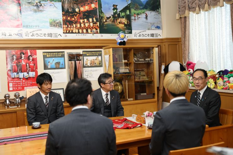 訪問者と歓談する知事の写真