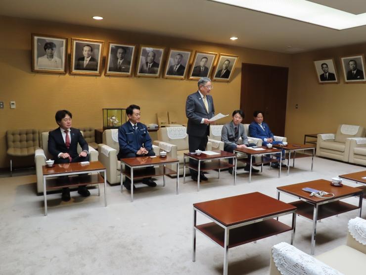 あいさつを述べる飯塚副議長の写真