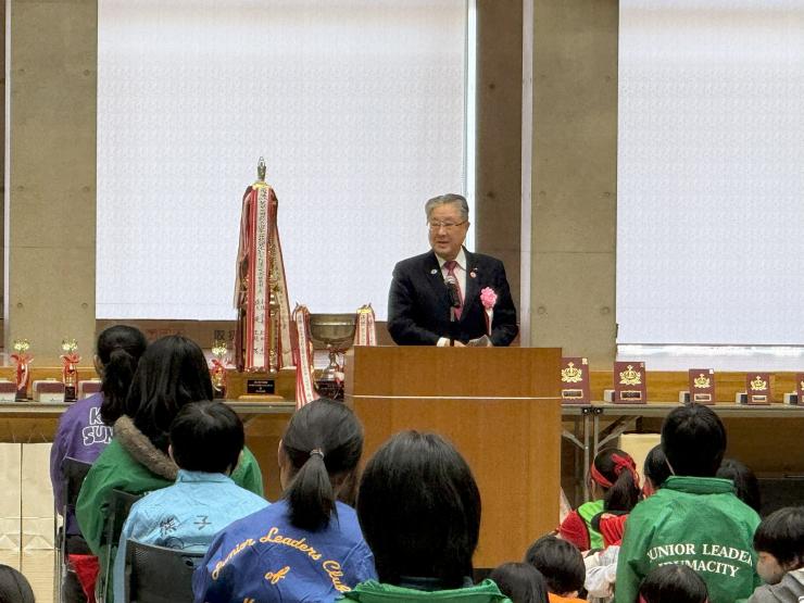 祝辞を述べる飯塚副議長の写真