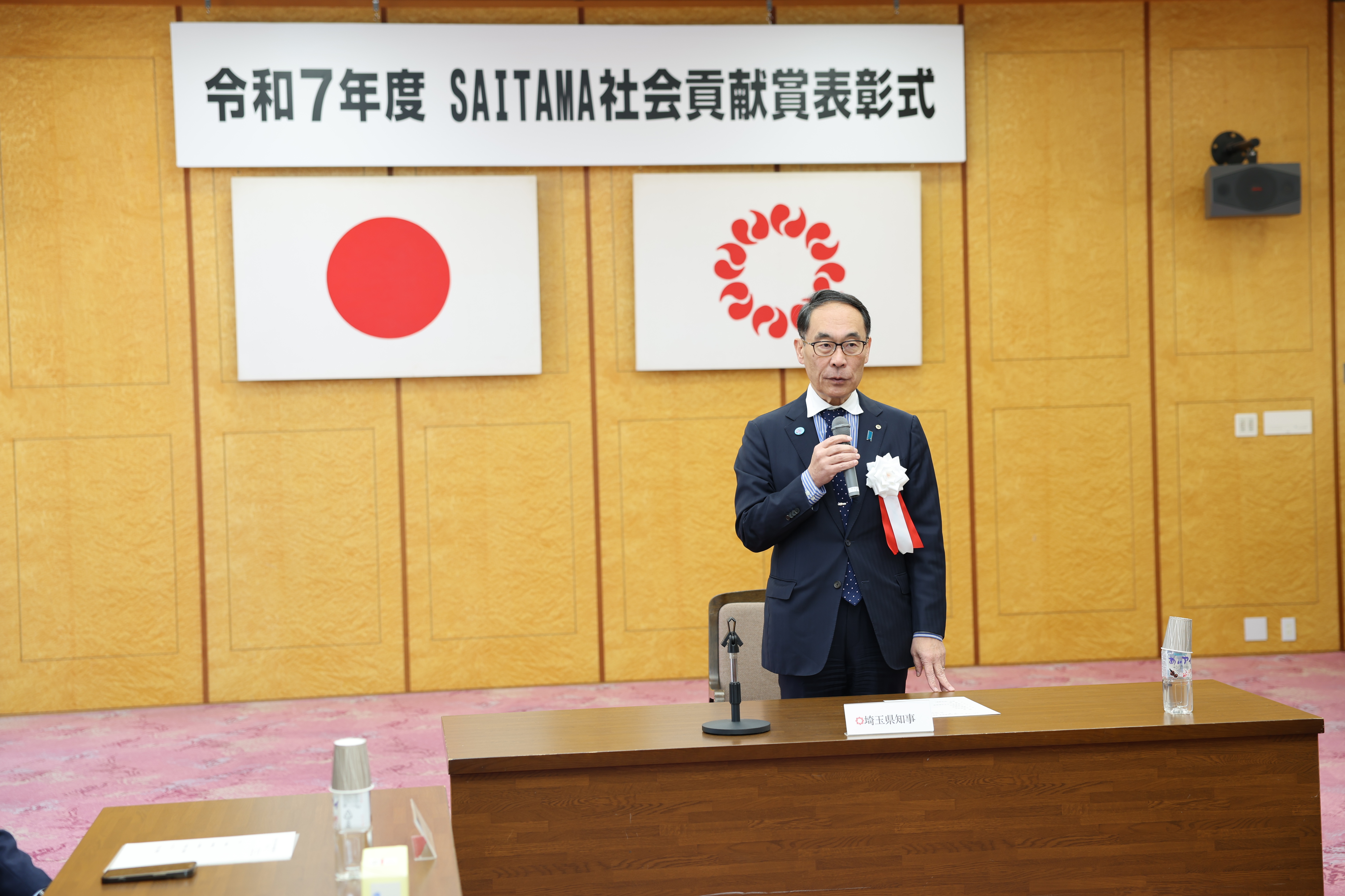 表彰者に挨拶する知事の写真