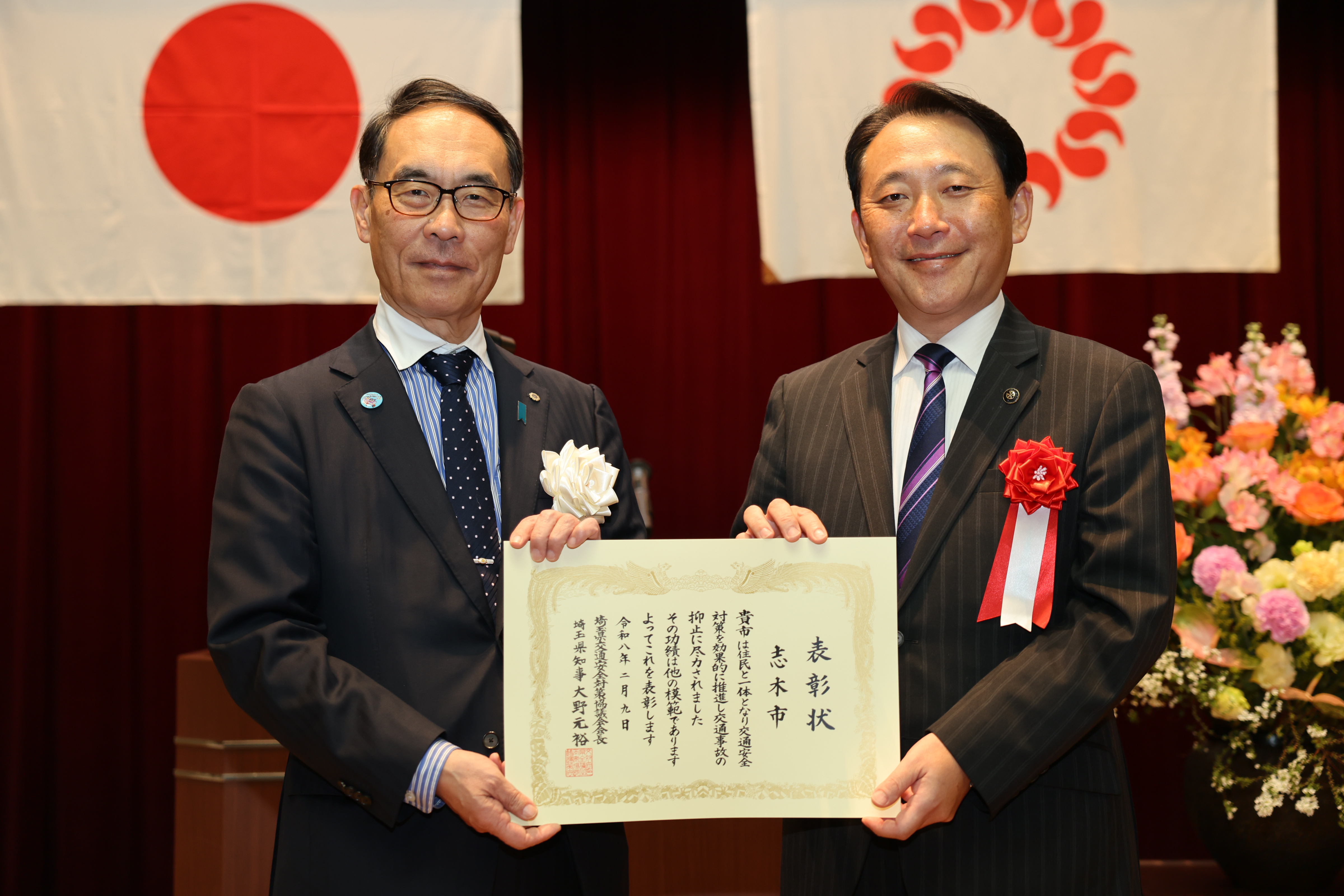 表彰者と歓談する知事の写真