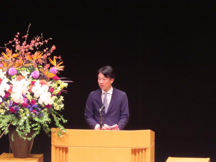 祝辞を述べる白土幸仁議長の写真