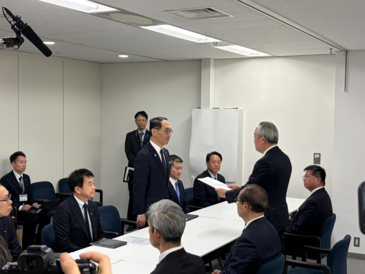 要望活動に参加する荒木議長の様子の写真