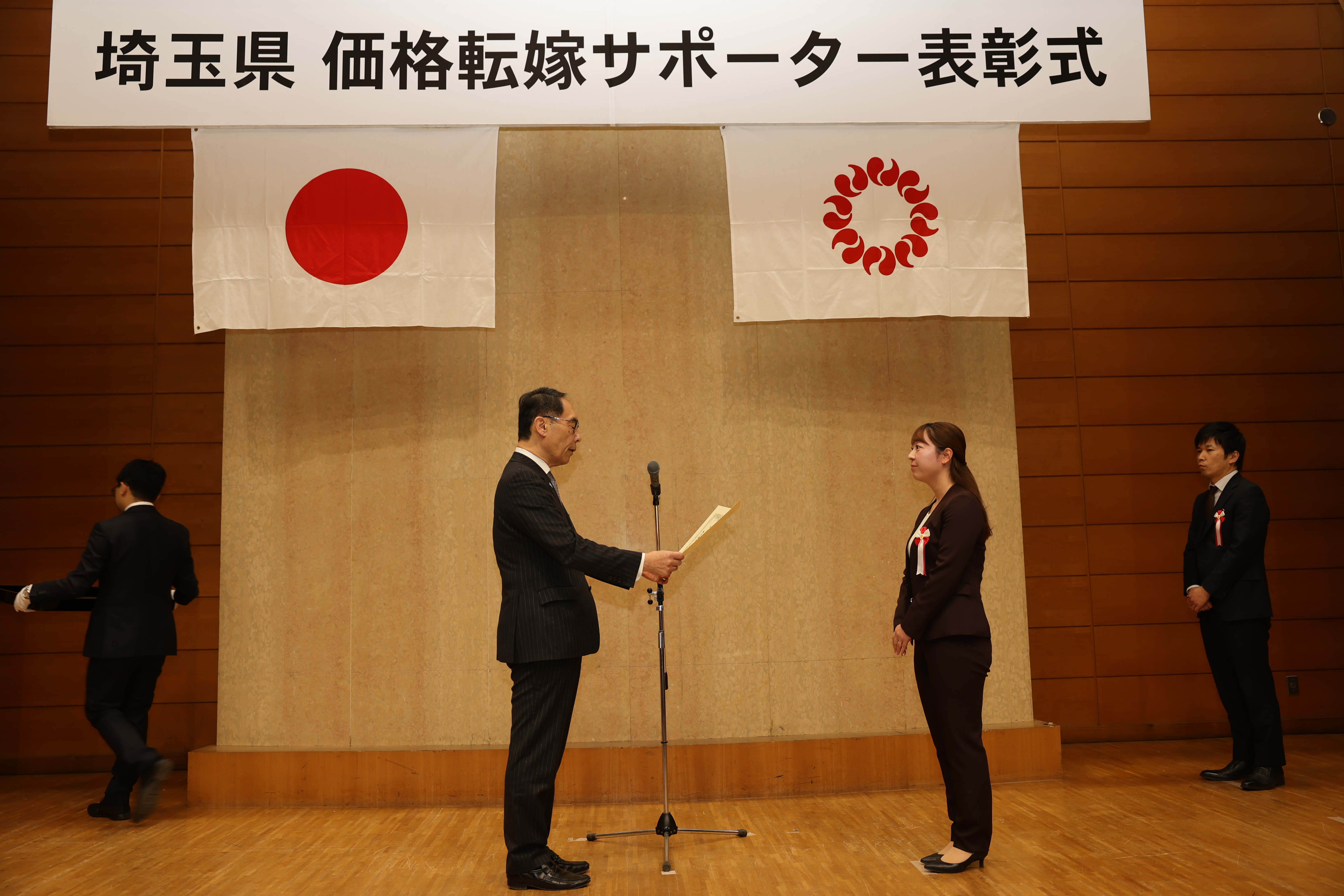 表彰者に賞状を渡す知事の写真