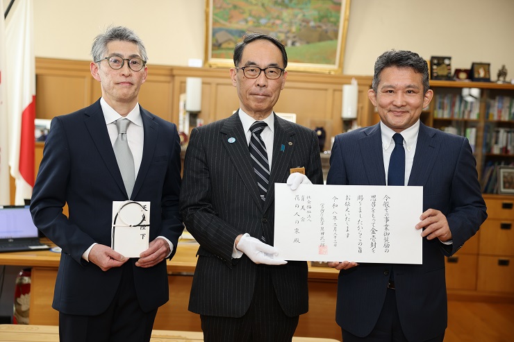 伝達式の出席者と記念写真を撮る知事の写真