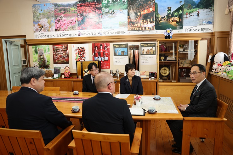 感謝状授与者と歓談する知事の写真