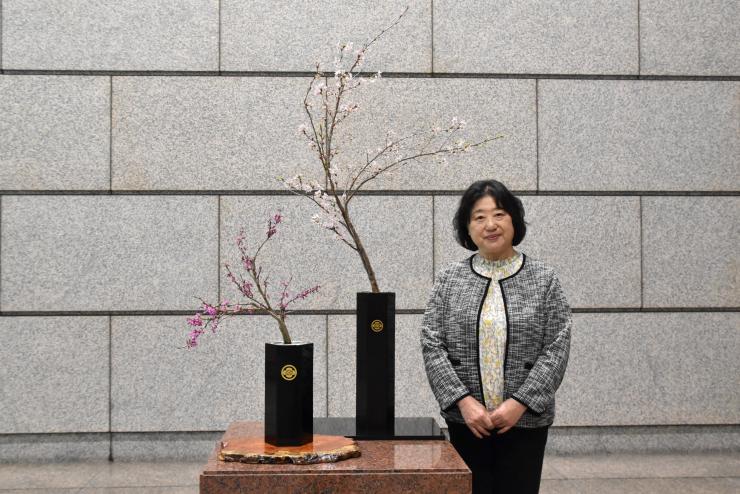 生け花と先生の写真