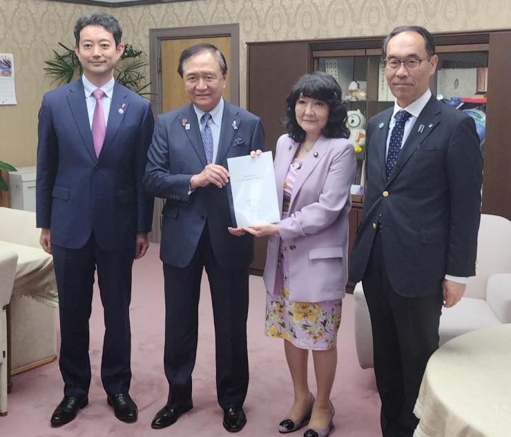 千葉、埼玉、神奈川、三県知事から財務大臣への要望書手交時の写真