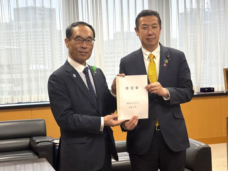 大野知事から黄川田大臣への要望書手交時の写真