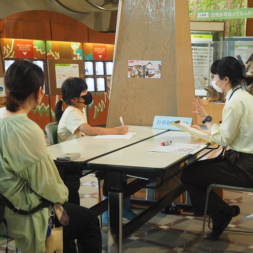 自由研究の相談をしている人の写真