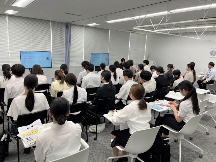 部局の紹介をしている様子