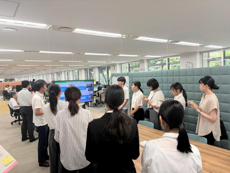 県庁見学ツアーの様子