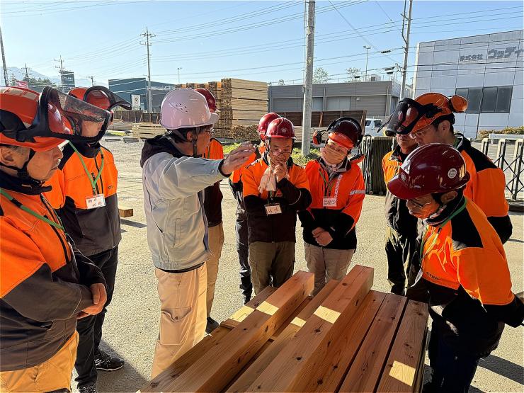 製材工場を見学する様子