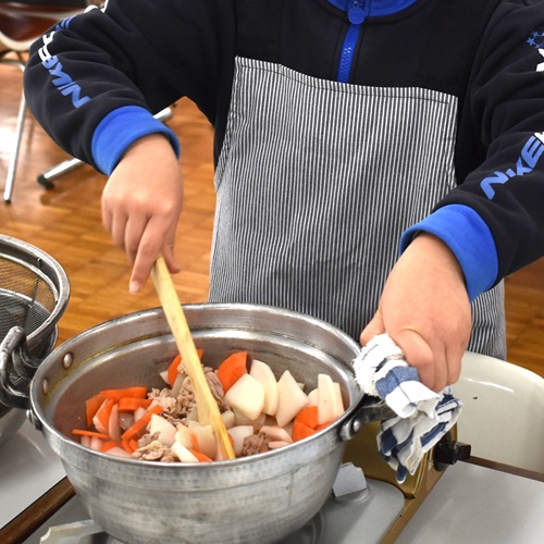 調理をしている写真