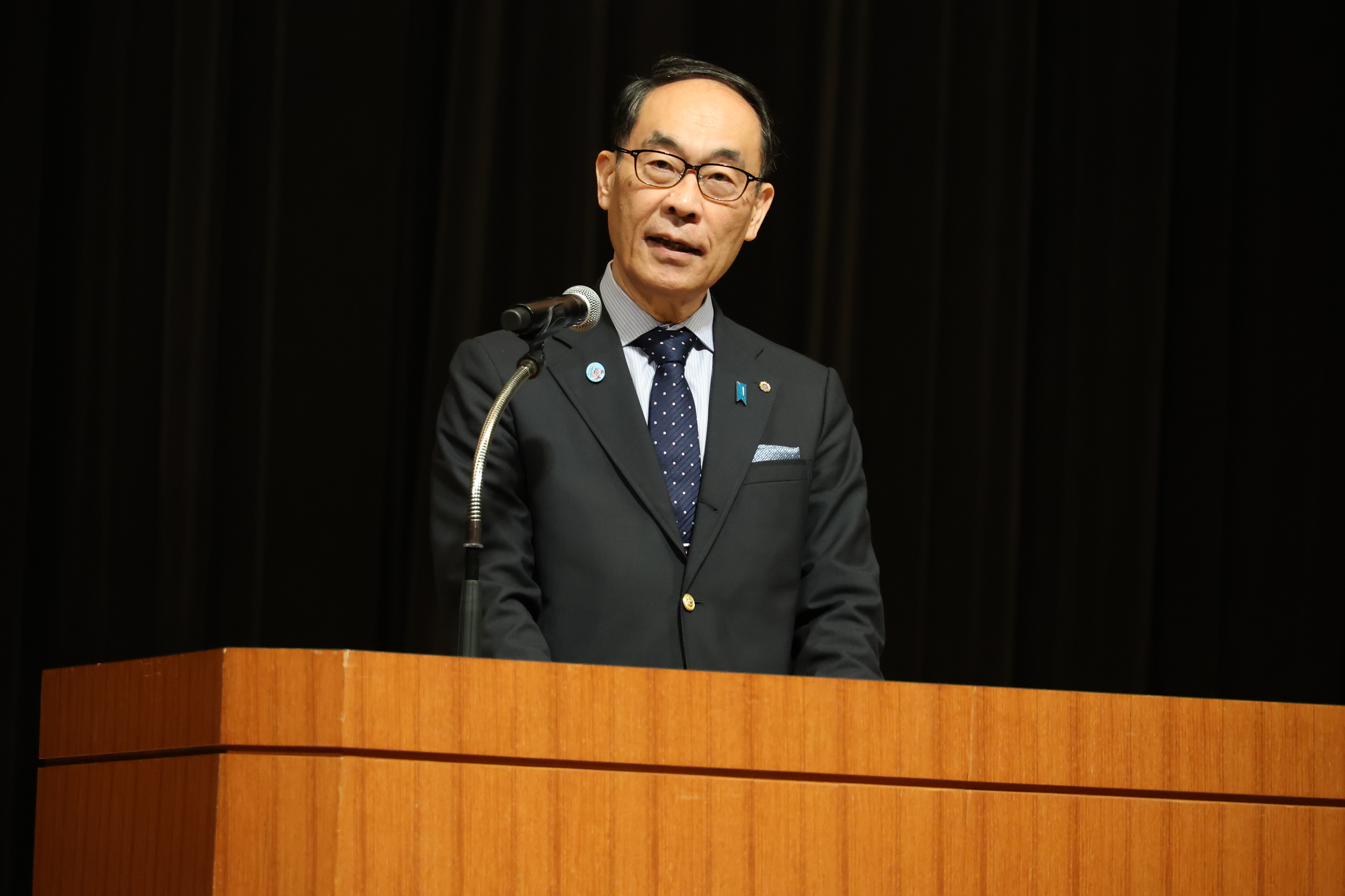 知事が新規採用職員に挨拶する様子