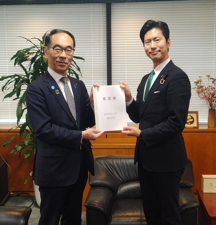 大野知事から神谷厚生労働大臣政務官への要望書手交時の写真