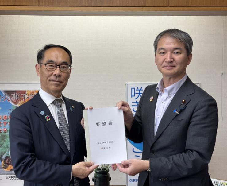 大野知事から広瀬建農林水産大臣政務官への要望書手交時の写真