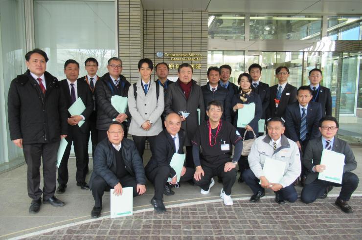 所沢美原総合病院にて議員とスタッフの集合写真