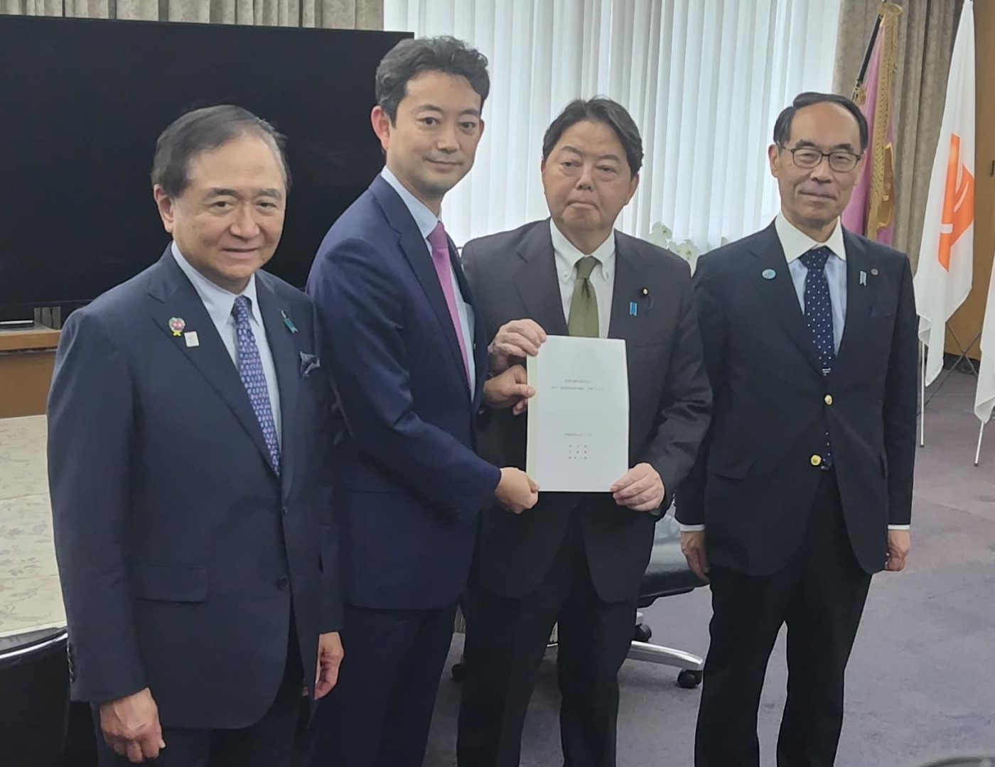 林芳正総務大臣に要望書を手渡す知事の様子