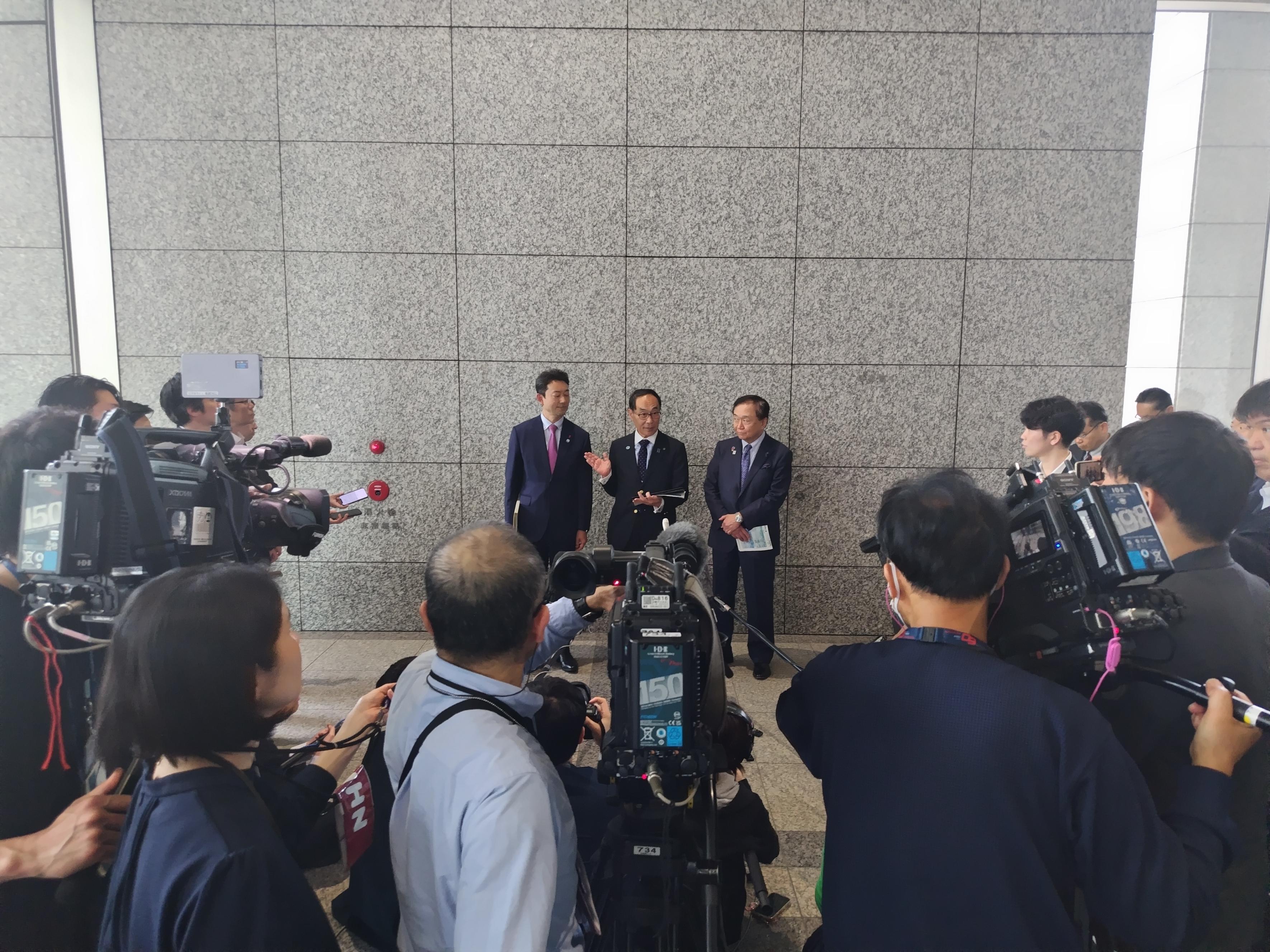 ぶらさがり取材を受ける知事の様子