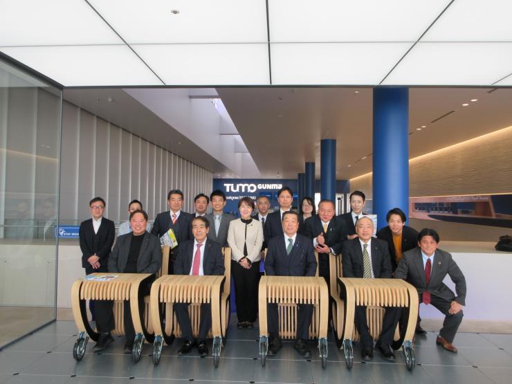 TUMO Gunmaにて議員とスタッフの集合写真