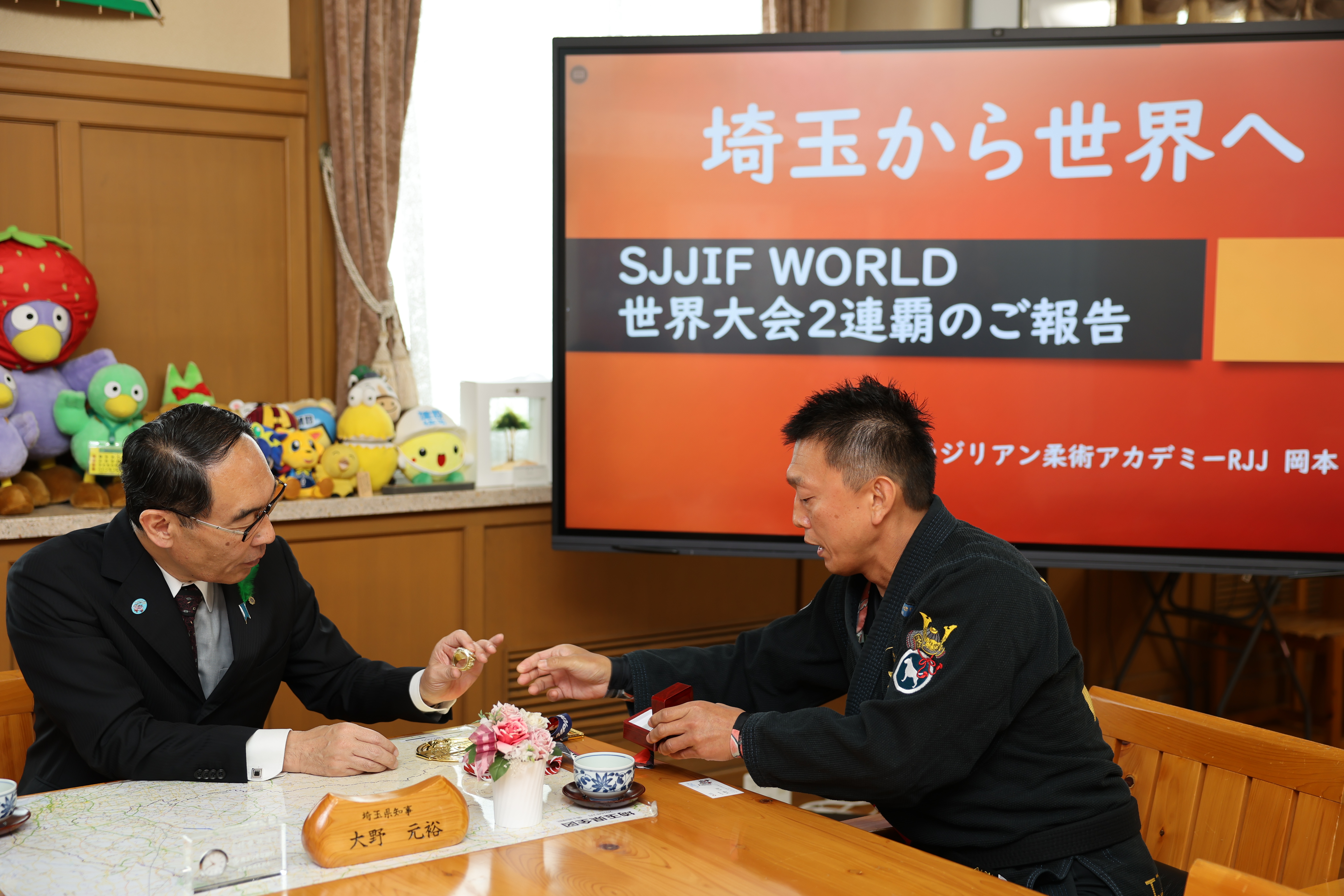 岡本裕士選手と歓談する知事の様子