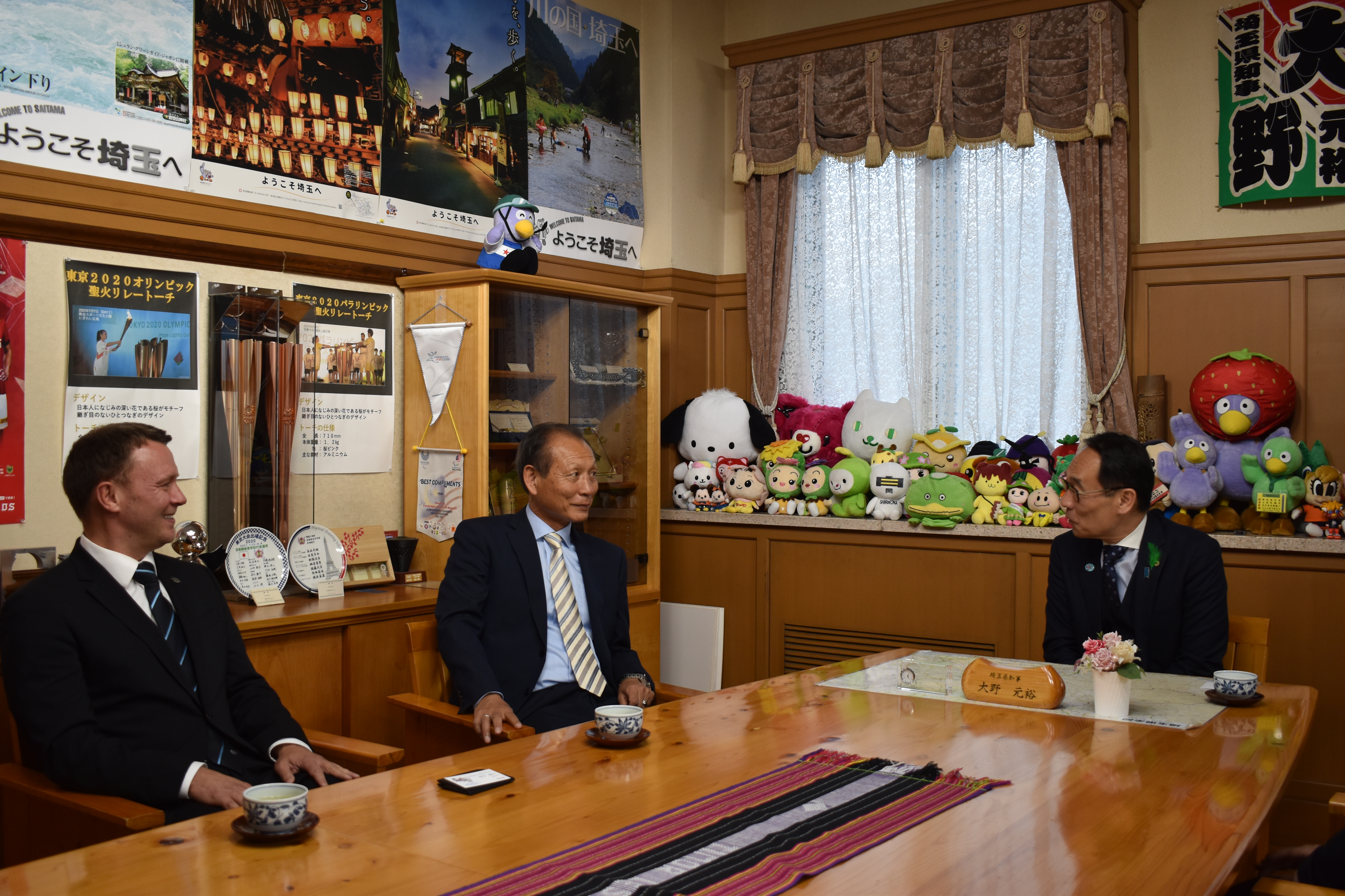 訪問者と歓談する知事の写真