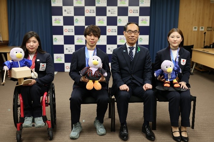 表彰者と集合写真を撮る知事の写真