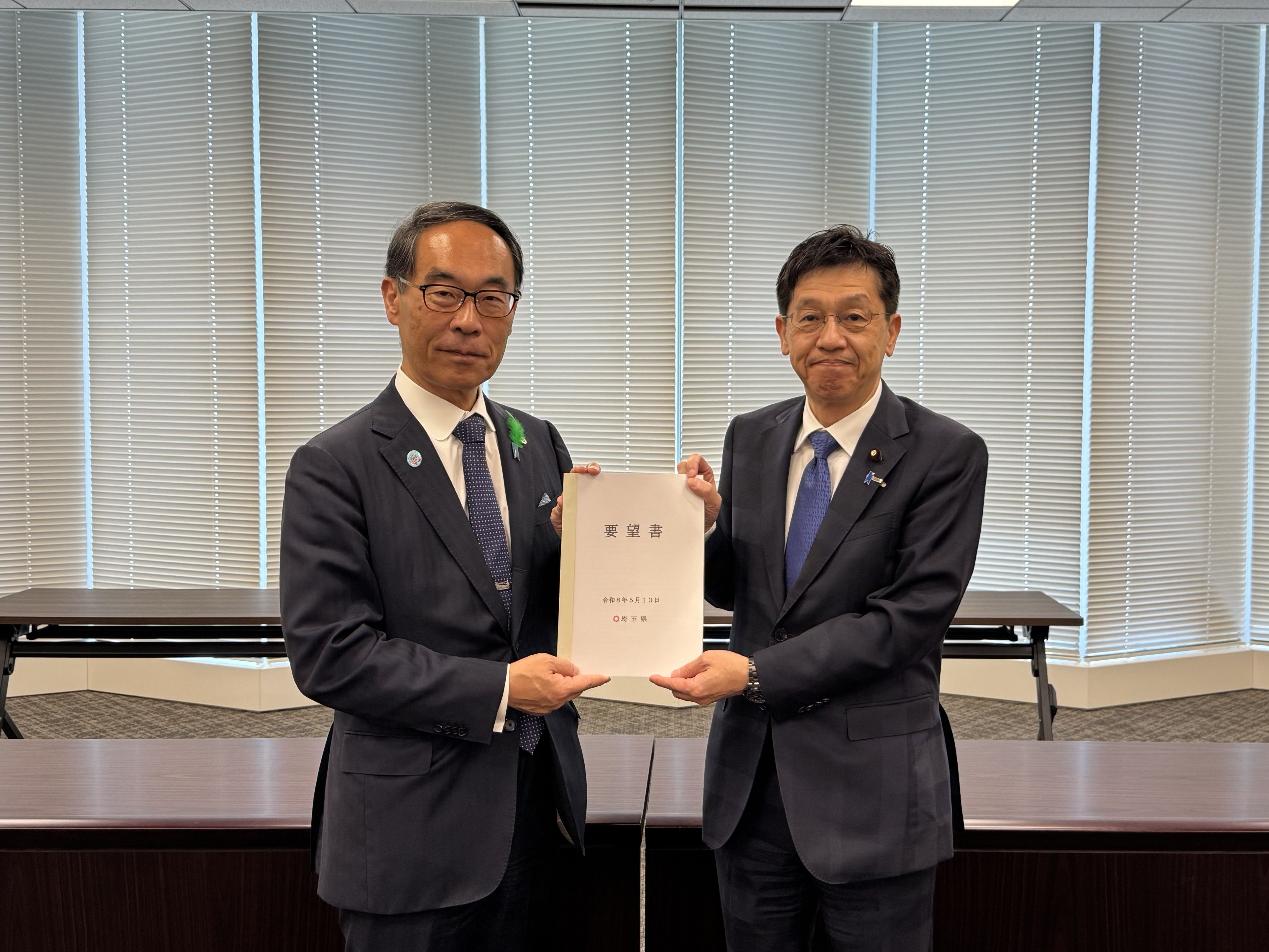 松本尚デジタル大臣と要望書を持ちながら記念写真を撮る知事の写真