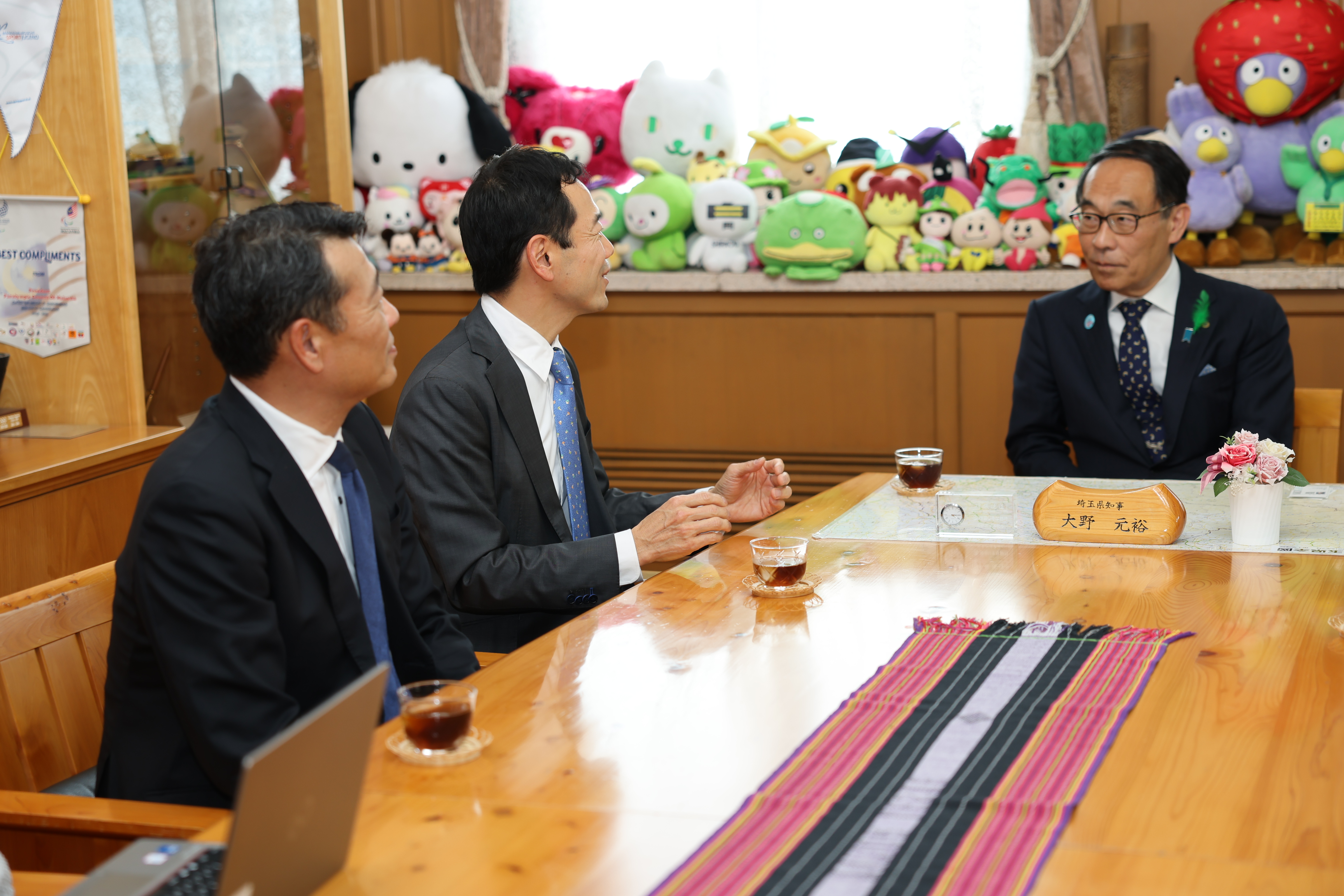 贈呈式出席者と歓談する知事の写真