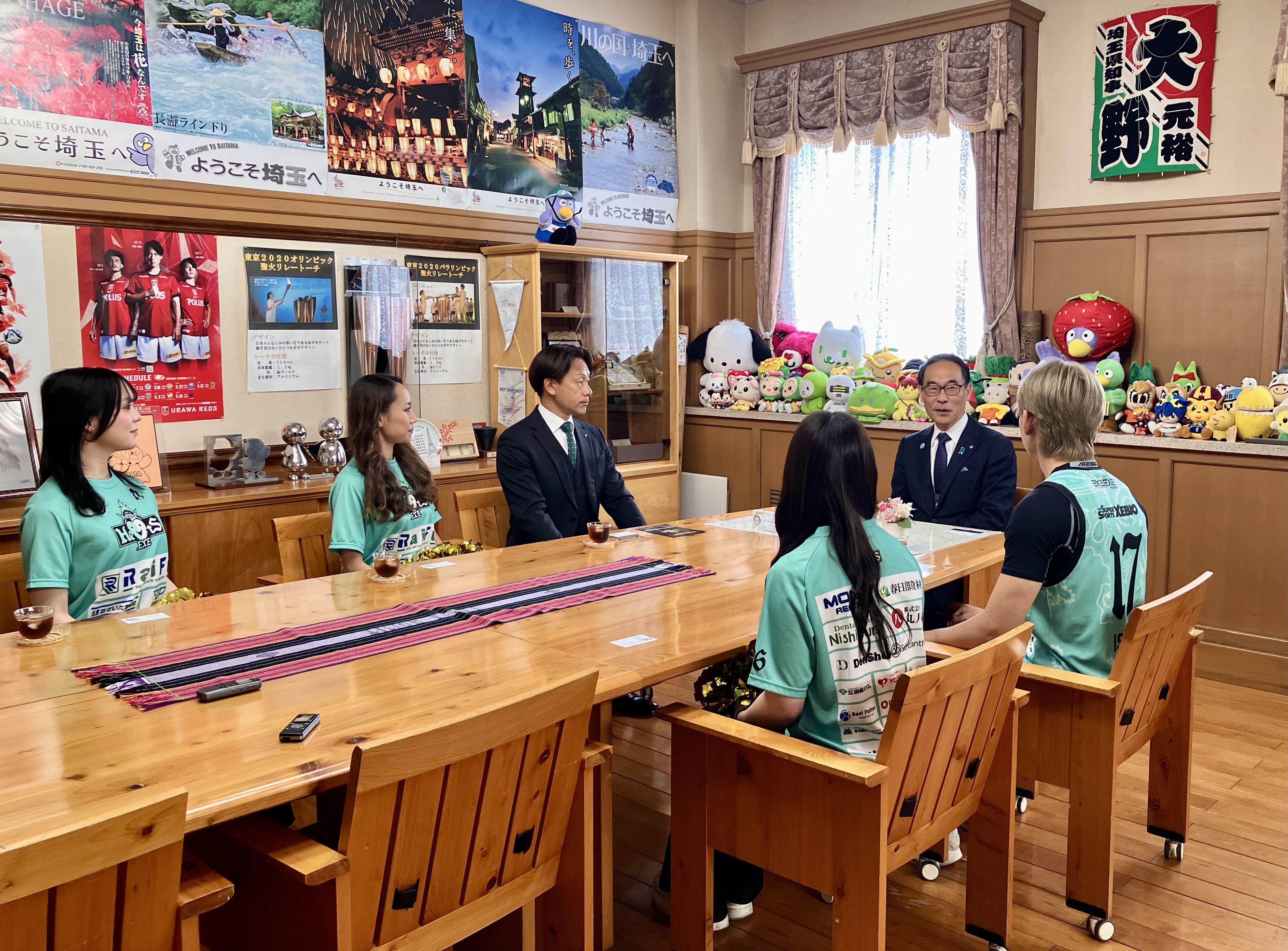 訪問者と歓談する知事の写真