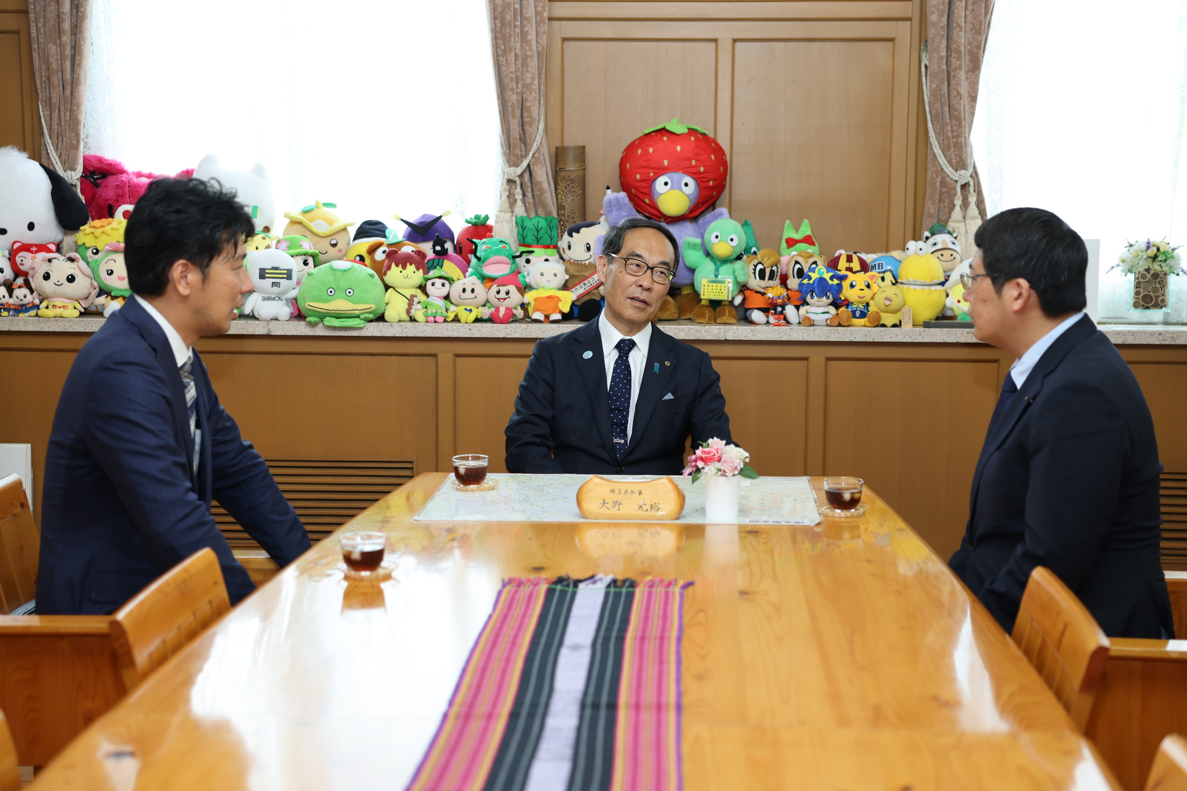 感謝状贈呈者と歓談する知事の様子