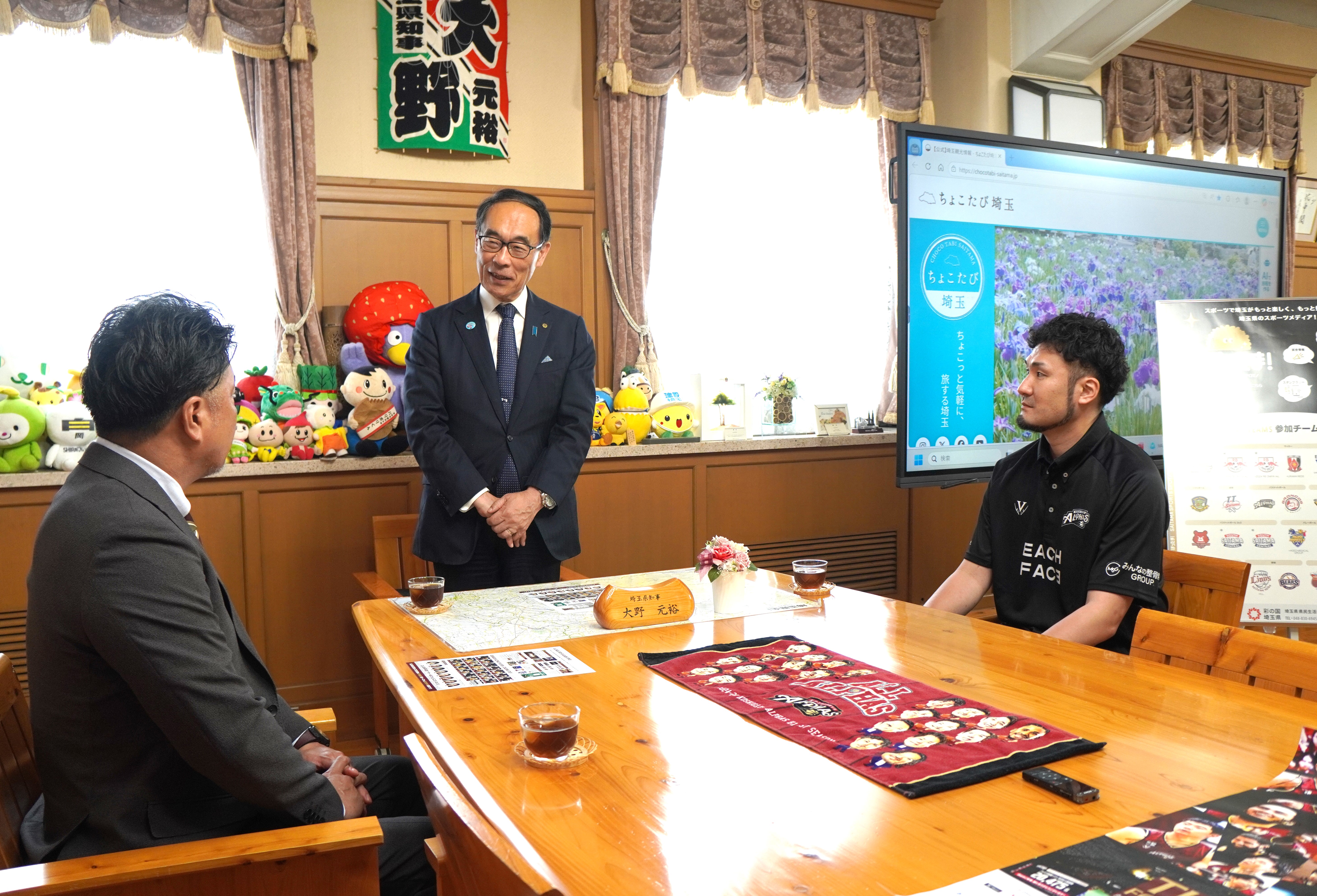 訪問者と歓談する知事の写真
