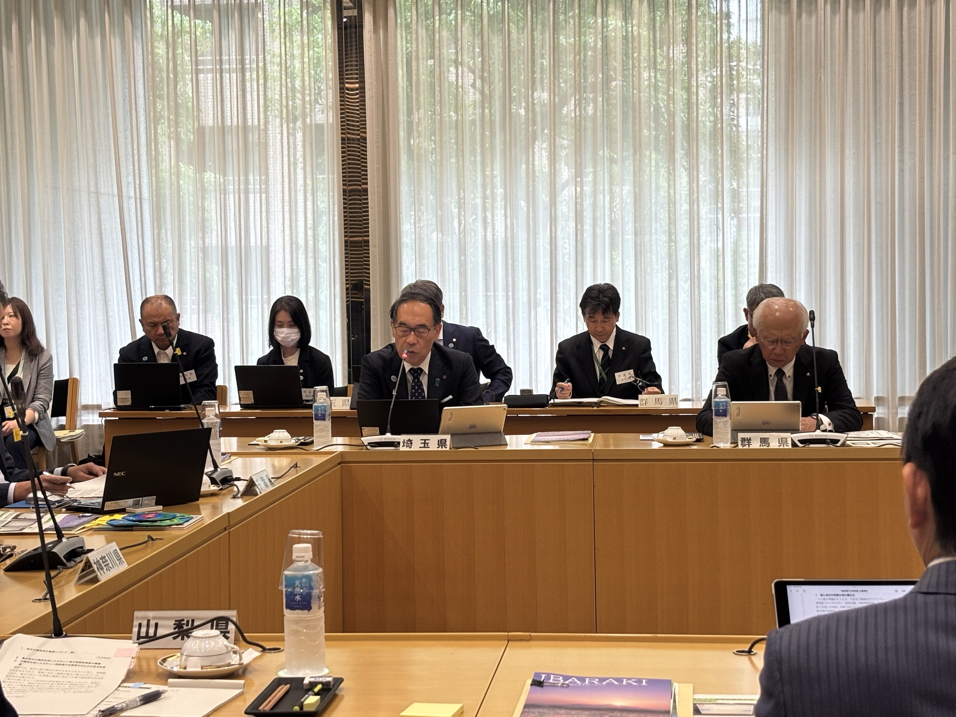 会議で大野知事が発言する様子