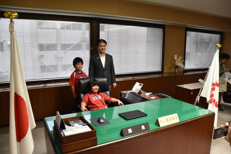 8月18日議長と写真撮影の様子