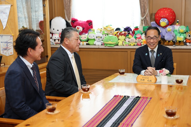感謝状贈呈者と歓談する知事の写真