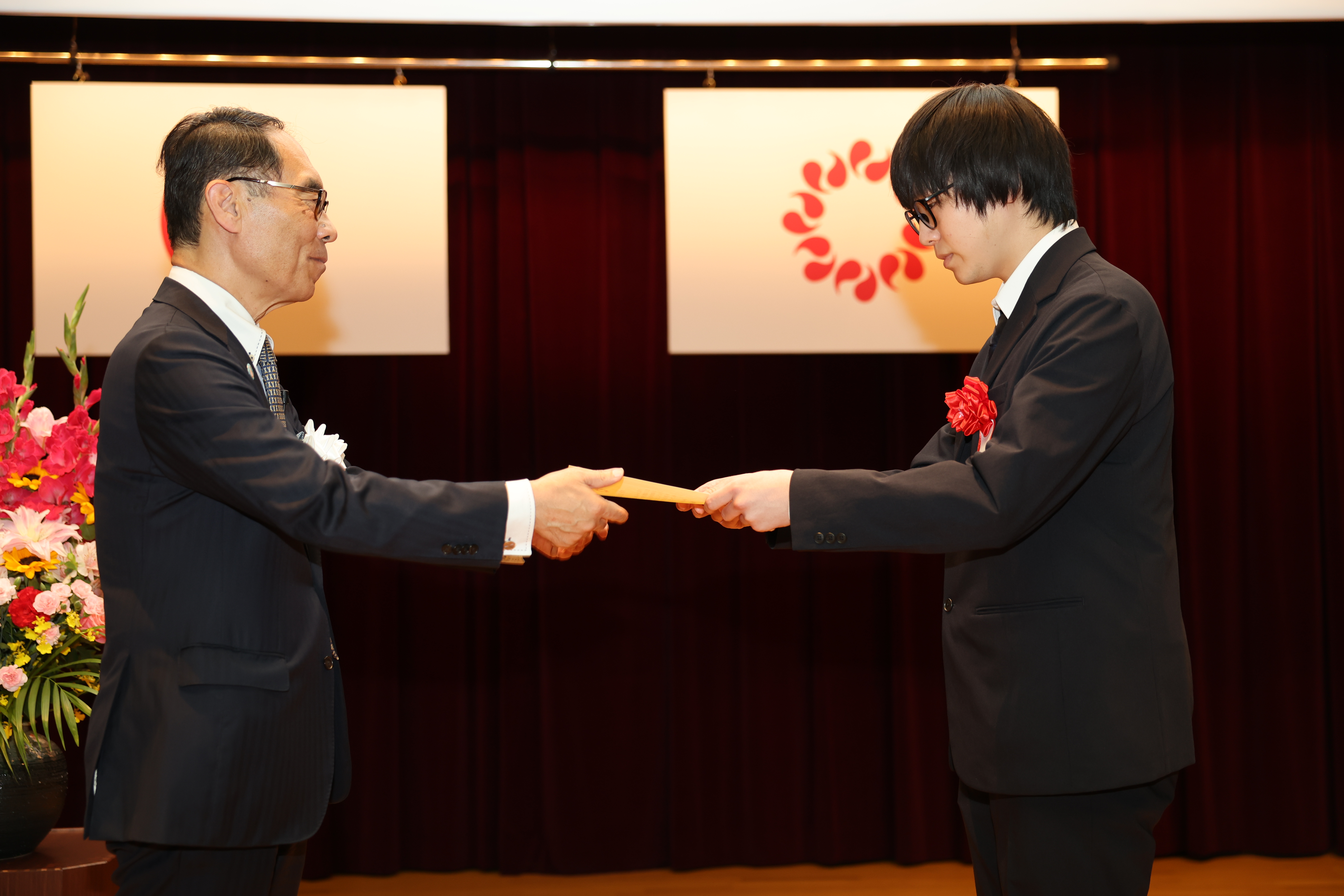 職員に辞令を交付する様子