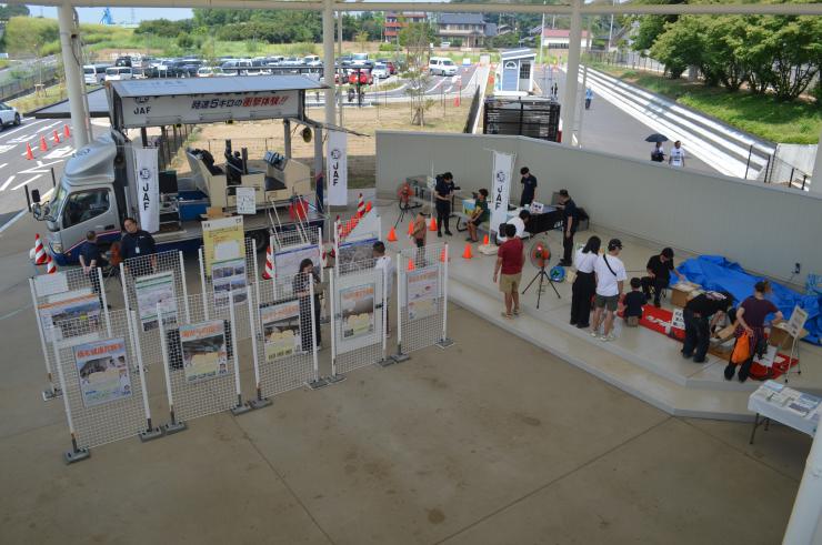 昨年度道の駅べに花の郷おけがわで「道の日祭り」が開催され、屋外で子どもたちが交通安全の体験をしている様子。